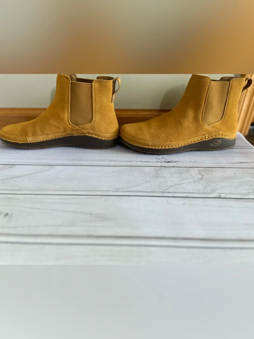 New women’s Chaco Paonia Chelsea pull on suede waterproof ankle boot. Size 10